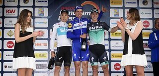 Pasal Ackermann auf dem Podium der Handzame Classic neben Álvaro José Hodeg  und Kristoffer Halvorsen (von rechts)