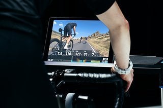 Seit man zu Hause im Keller in virtuellen Welten Radfahren kann, macht das Rollentraining Spaß