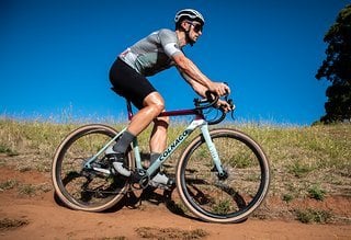 Der Australier Nathan Haas startet auf einem Colnago G3-X in die erste UCI Gravel-Rennsaison