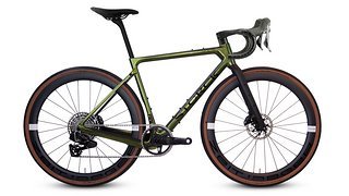 Das Grix.3 präsentiert sich als sportliches Gravelbike, das vielseitig einsetzbar sein soll und optional sogar mit der Classified-Getriebenabe kommt. Das Grix.3 präsentiert sich als sportliches Gravelbike, das vielseitig einsetzbar sein soll und optional sogar mit der Classified-Getriebenabe kommt.