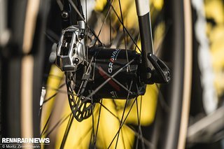 Das Gravaa-System ist mit den Felgen verbunden und lässt sich vom Lenker aus bedienen. So kann man für die Kopfsteinpflaster-Passagen den Luftdruck reduzieren, aber profitiert auf Asphalt dank höherem Luftdruck von mehr Speed. Das Gravaa-System ist mit den Felgen verbunden und lässt sich vom Lenker aus bedienen. So kann man für die Kopfsteinpflaster-Passagen den Luftdruck reduzieren, aber profitiert auf Asphalt dank höherem Luftdruck von mehr Speed.