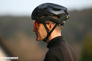 Die Schale lässt ausreichend Platz für die Bügel der Radbrille.