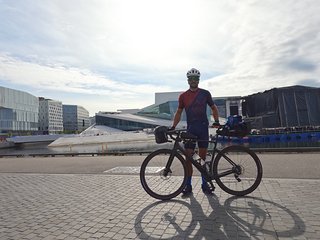 Geschafft! Jakob macht ein Beweisfoto vor der Oper in Oslo.