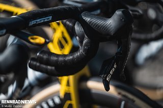 Über kleine Trigger auf der Innenseite des Lenkers lässt sich das Gravaa-System steuern. Voreingestellt sind drei unterschiedliche Luftdrücke, zwischen denen man je nach Abschnitt wählen kann Über kleine Trigger auf der Innenseite des Lenkers lässt sich das Gravaa-System steuern. Voreingestellt sind drei unterschiedliche Luftdrücke, zwischen denen man je nach Abschnitt wählen kann