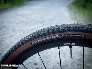 Der Specialized Pathfinder Pro ist mit 42,90 € UVP der günstigste Gravel-Reifen in unserem Test