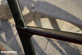 Sitzrohr und Sattelstütze sind so schmal gestaltet, dass für den Shimano Di2 Akku einen neuer Platz gefunden werden musste.