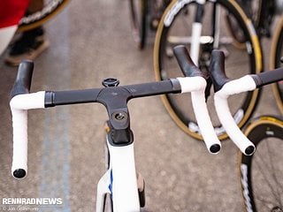 Das Cockpit mit leicht nach innen gewinkelten Schalt-Bremshebeln.