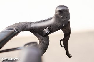 Der Daumentaster zum Runterschalten auf kleinere Ritzel ist zurück. Der Daumentaster zum Runterschalten auf kleinere Ritzel ist zurück.