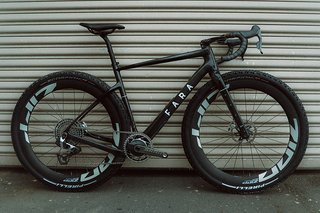 Das Fara Gr4 ist fürs Fahrradfahren gemacht – und kommt in der vierten Generation mit viel Reifenfreiheit, modularem Cockpit und einem Rahmenstaufach.