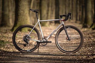 Das Portunus Gravelbike – mit 9,3 kg ist es trotz schweren Rahmens am Ende gar nicht schwerer als viele Serien-Gravelbikes