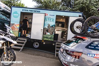 Viele Teams verfügen über eigene Food-Trucks. So auch das Team Alpecin-Deceuninck.