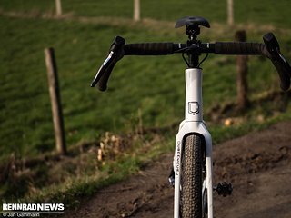 Die Sitzposition am breiten Cockpit ist aufrecht, wenn man genug Spacer unterfüttert und gewiss sportlicher als an ausgewiesenen Trail Gravel Bikes.