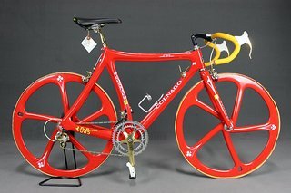 Das Colnago C35 Ferrari Oro steht hier stellvertretend für alle wertvollen Rennrad-Klassiker.
