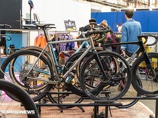 Zusammen mit dem Mütze Team hat man auch einen eigenen Allroad-Rennrad-Rahmen aus Stahl entwickelt – hier allerdings das Gravel Modell.