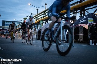 Das 1Crit verwandelte  den Probefahrten-Bereich der Messe in den Abendstunden in eine Rennstrecke.