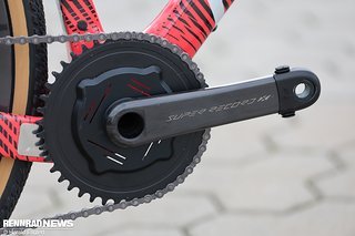 Carbon-Kurbel und Aero-Kettenblatt sehen sehr stimmig aus
