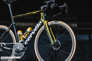 Normalerweise ist das Team auf dem S5 oder dem R5 unterwegs, doch Paris Roubaix stellt ganz besondere Herausforderungen Normalerweise ist das Team auf dem S5 oder dem R5 unterwegs, doch Paris Roubaix stellt ganz besondere Herausforderungen