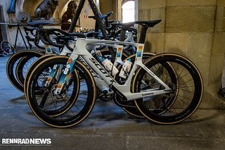 Das Scott Foil RC bei Team DSM Firmenich ist ein Aero-Rennrad und mit 7,2 kg (Herstellerangabe) noch recht leicht.