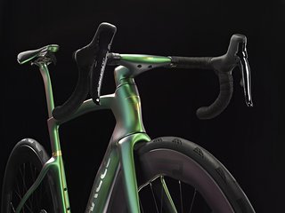 Das Pinarello Dogma F Luxter Green 1K ist das erste in einer Reihe von exklusiven One Of A Kind Bikes, eine Serie, die jährlich wiederkehren soll.