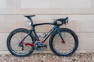 Formal  ist der Monocoque Carbonrahmen klar als Pinarello erkennbar