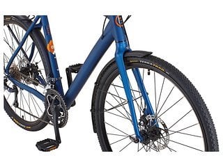 Auf diesem Bild ist das Lidl Gravel Bike mit Schutzblechen und Gepäckträger zu sehen