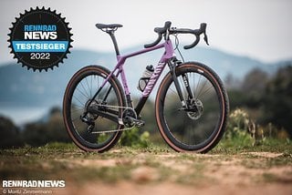 Der Testsieger Canyon Grizl CF SLX 8 eTap Suspension ist das einzige Gravel Bike mit Federgabel im Test