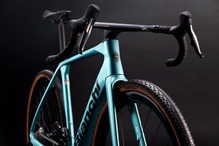 Spezielle Kombination: Optimierte Aerodynamik, 42 mm Reifenfreiheit und ein einteiliges Carbon-Cockpit.