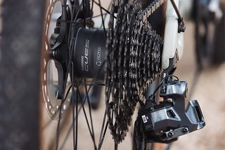 Q'Auto richtet sich an Trekking- und Gravel-Fahrer sowie an urbane Nutzer. Es scheint auf die verschleißarme, aber vergleichsweise schwere Linkglide-Produktfamilie abgestimmt zu sein.
