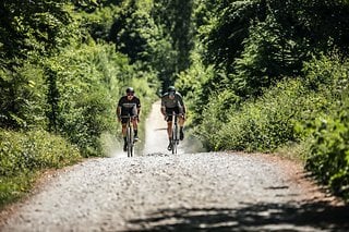 Lange Gravelgeraden sind das Terrain, auf dem Aero-Gravelbikes Vorteile entfalten