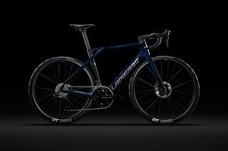 Das Xelius DRS 10.0 Top-Modell kommt mit Shimano Dura Ace Di2 und kostet 10.000 €.