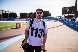 Nach unserem Rennen haben wir schnell die Räder ins Auto gebracht, ein T-Shirt und unsere Foto-Westen übergeworfen und haben uns mit unseren Kameras zurück ins Velodrom gemacht. Nach unserem Rennen haben wir schnell die Räder ins Auto gebracht, ein T-Shirt und unsere Foto-Westen übergeworfen und haben uns mit unseren Kameras zurück ins Velodrom gemacht.