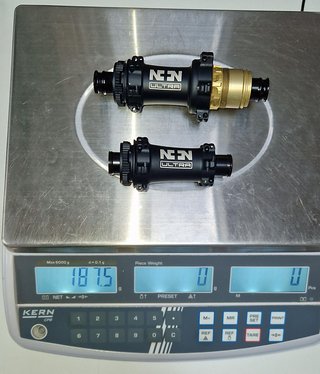 Mit 187 g möchte NonPlus das vielleicht leichteste Nabenset für Road und Gravel im Sortiment haben.