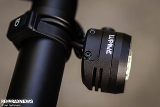 Das Lupine Licht schaltet sich über Sensor ein. Das Lupine Licht schaltet sich über Sensor ein.