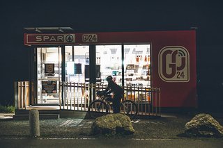 Ein Traum jedes Ultra-Cyclisten: Supermärkte, die 24h geöffnet sind. Hier in Sedrun am Oberalp-Pass.