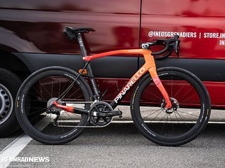 Das Pinarello Dogma X von Connor Swift gehört zu den auffälligen Bikes im Fahrerlager.