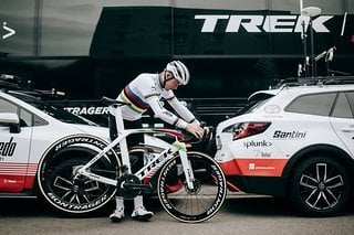 Mads Pedersen mit dem Weltmeister-Madone. Pedersen beginnt die Rennsaison bei der Tour Down Under am 20. Januar 2020