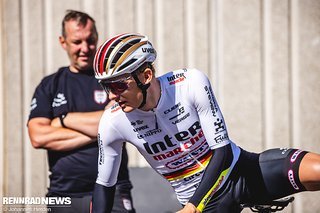 Und der frisch gepackene Deutsche Meister Georg Zimmermann bekam einen neuen Helm im Meister-Design.