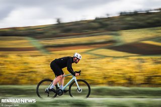 Für die Temposünde in flachem bis welligem Gelände würde ich vermutlich das Cockpit tiefer fahren oder direkt auf einen kleineren Rahmen mit längerem Vorbau wechseln