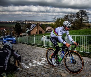 Weltmeister Julian Alaphilippe wird die Ronde morgen zum ersten Mal auf Drahtreifen mit Schlauch bestreiten.