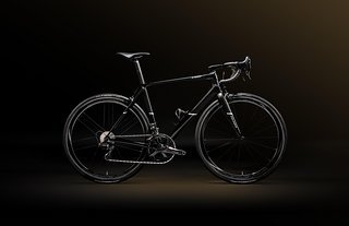 Colnago C68 rim 2024 - Fondo nero-laterale bagliore oro