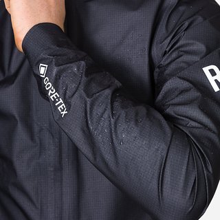 Die Pro Team Gore-Tex Lightweight Rain Jacket setzt auf Gore-Tex Material mit ePE-Membran.