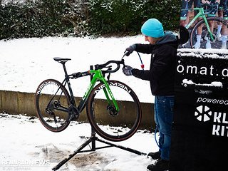 Vor dem Rennen werden alle Bikes gereinigt und mit Druckluft getrocknet.