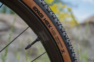 Vollgepanzert auf dem Schotter – der neue Enve Hex Carapace soll fast so pannensicher wie ein Vollgummireifen sein. Vollgepanzert auf dem Schotter – der neue Enve Hex Carapace soll fast so pannensicher wie ein Vollgummireifen sein.