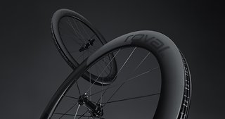 Roval überarbeitet seine Rapide-Laufräder-Serie und stellt mit den Rapide CLX III, Sprint III und CL Sprint drei Laufradsätze vor, die von dem klassischen Aerokonzept mit einer gleich tiefen oder sogar tieferen Felge am Hinterrad abweichen. Roval überarbeitet seine Rapide-Laufräder-Serie und stellt mit den Rapide CLX III, Sprint III und CL Sprint drei Laufradsätze vor, die von dem klassischen Aerokonzept mit einer gleich tiefen oder sogar tieferen Felge am Hinterrad abweichen.
