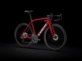 Das Émonda SLR7 mit Shimano Ultegra Di2 ist das mittlere Modell im höheren Carbonniveau. Es wiegt 7,17 kg und kostet 6.699 €