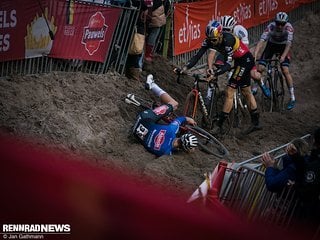 Nach dem Sturz von Van der Poel setzte sich Van Aert vorläufig an die Spitze.