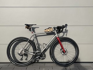 Das Vpace T2ST von VeloNico wird als vielseitiges Gravel Bike für Pendeln oder Brevets  genauso wie für Gravel CTF genutzt.