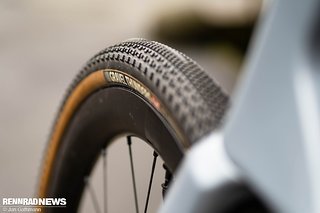 Der Übergang zur Felgenflanke mit einem 40 mm breiten Gravel-Reifen. Der Übergang zur Felgenflanke mit einem 40 mm breiten Gravel-Reifen.