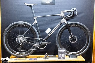 Sieht schon im Stand schnell aus – das Kocmo Beast Gravel. Sieht schon im Stand schnell aus – das Kocmo Beast Gravel.