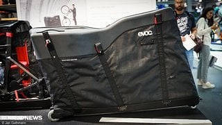 Die Evoc Road Bike Bag Pro kann fix und fertig eingestellte Renn- und Tria-Räder transportieren